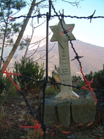 Monumento commemorativo nel Parco della Resistenza del Monte Brugiana, circondato da natura e simboli di memoria.
