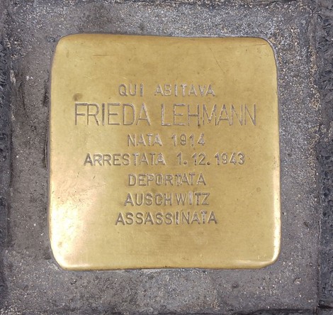 Pietra d'inciampo in ottone incastonata nel selciato, con iscrizione dedicata a Frieda Lehmann.
