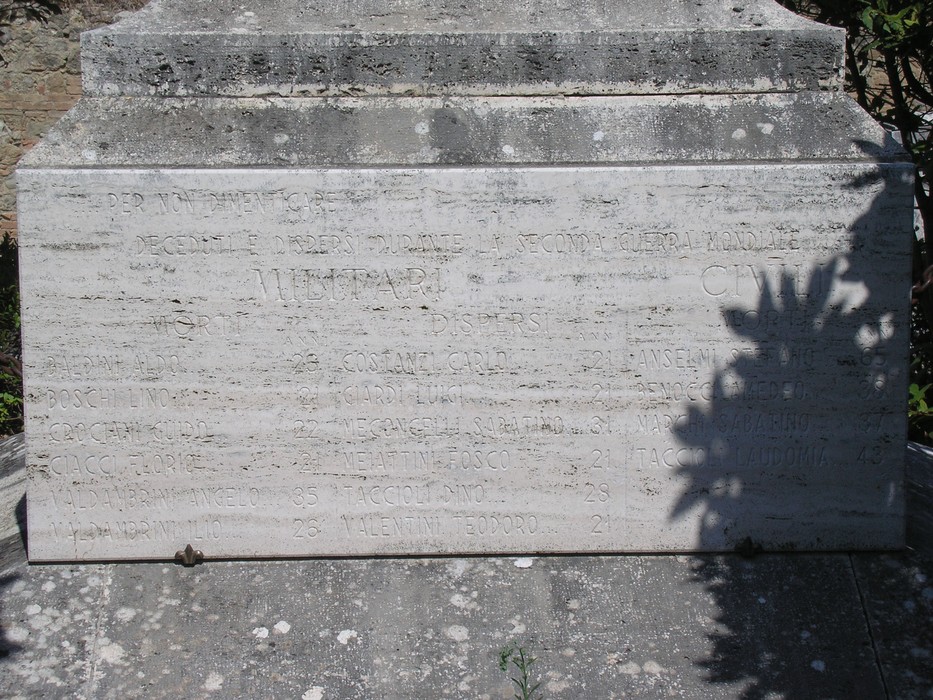 Monumento ai caduti con iscrizioni commemorative in onore dei soldati.