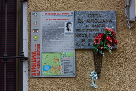 Lapide commemorativa a Nicoli, martire della Resistenza, situata ad Avigliana.