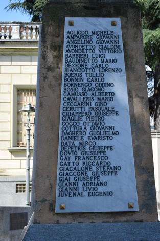Monumento alla Resistenza, con un elenco di nomi incisi su una stele commemorativa.