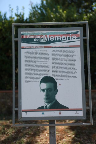 Cippo a Fantozzi, testimonianza storica sul Sentiero della Memoria, dedicato alla memoria di eventi significativi.