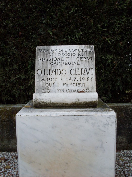 Monumento dedicato a Olindo Cervi, vittima del fascismo, situato a Cervi Campi.