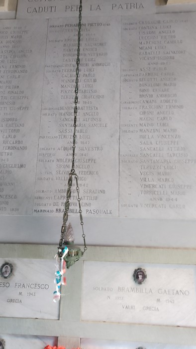 Cappella ai caduti di Brugherio, con iscrizioni commemorative e una decorazione centrale.