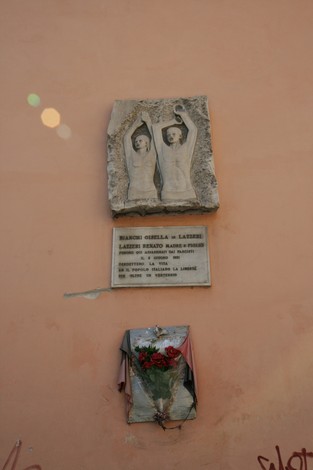 Lapidi commemorative dedicate a Giselda e Renato Lazzeri, con sculture e decorazioni floreali.