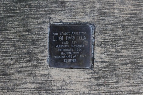 Pietra d'inciampo dedicata a Luigi Barcella nel parco Barcella, commemorazione della sua deportazione e arresto.