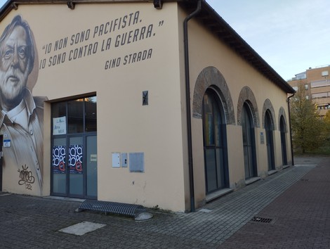Targa commemorativa per le vittime del bombardamento, con messaggio di Gino Strada sulla guerra.