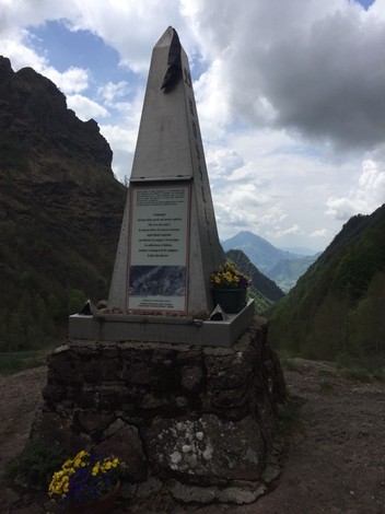 Monumento commemorativo dedicato alla 55° brigata "Rosselli", immerso nella natura montana.
