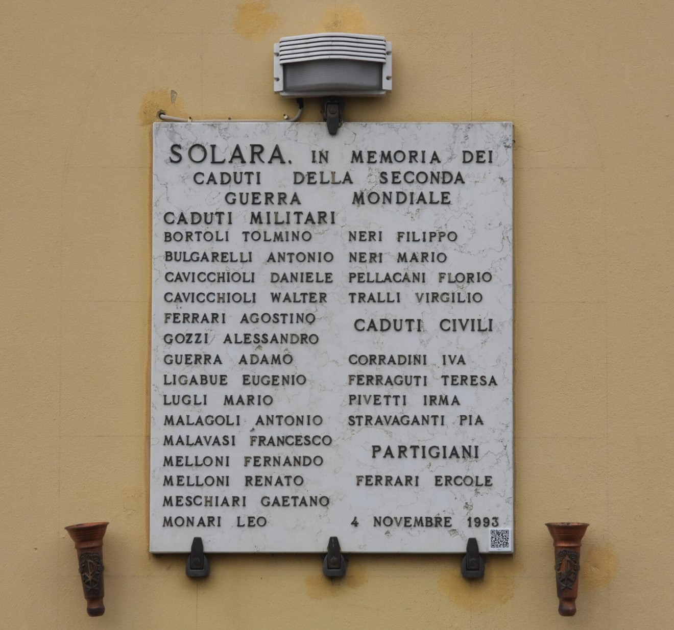 Lapide commemorativa ai caduti di Solara, con nomi di militari e civili, situata su un muro.