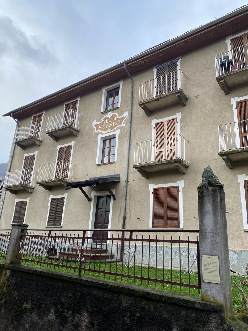 Targa commemorativa per un rifugio a una famiglia ebrea, situato a Villa San Carlo.