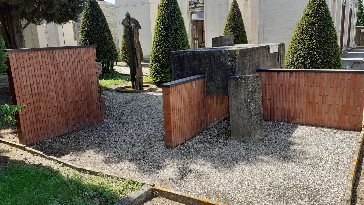Sepolcro di Cassani: monumento funerario con struttura in mattoni e scultura, immerso in un giardino curato.