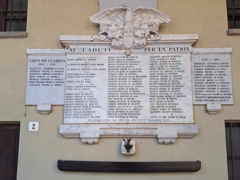 Lapidi commemorative dedicate ai caduti per la patria, con nomi e date incisi sulla pietra.