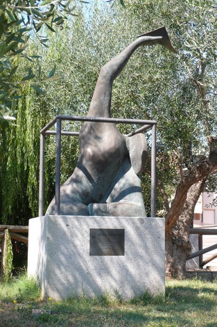 Monumento a Pertini: scultura in bronzo dedicata all'ex Presidente della Repubblica Italiana Sandro Pertini.