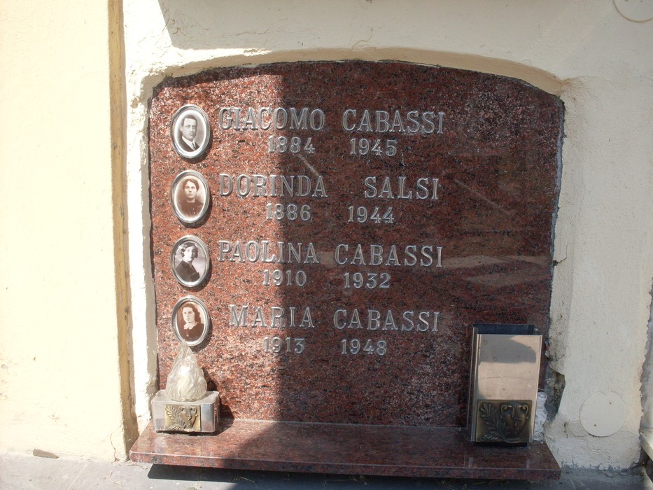 Monumento commemorativo dedicato ai caduti di Pieve Modolena, con nomi e date incisi su una lapide di marmo.