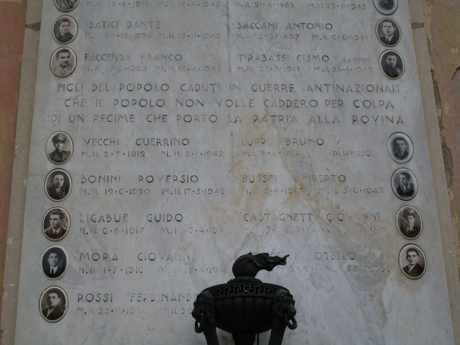 Lapide commemorativa dedicata ai caduti di Fosdondo nelle guerre nazionali.