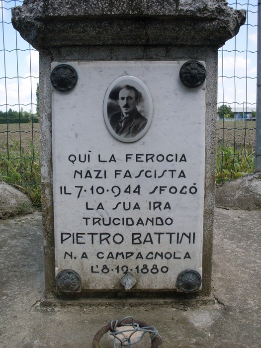 Cippo dedicato a Pietro Battini, vittima delle violenze nazifasciste, con data di nascita e ricordo del tragico evento.