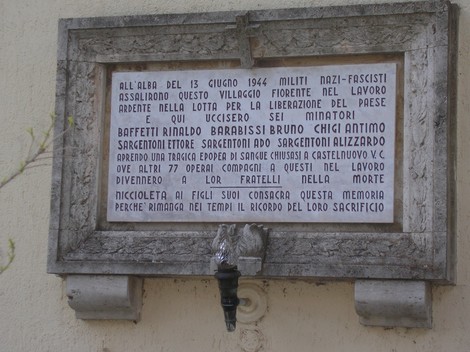 Lapide in memoria dei minatori uccisi dai nazifascisti a Niccioleta il 13 giugno 1944. Ricordo di un tragico evento storico.