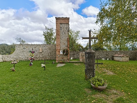 Cimitero di Casaglia, un luogo di riposo immerso nella natura, con croci e fiori che ne raccontano la storia.