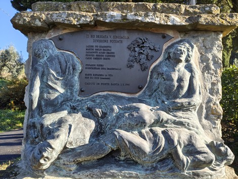 Monumento di Lonchio con bassorilievi commemorativi e targa per i caduti della brigata.