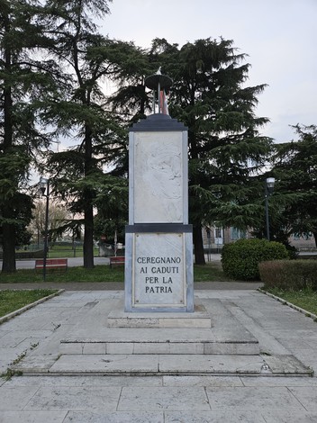 Monumento ai Caduti circondato da alberi, dedicato ai valorosi che hanno difeso la patria.