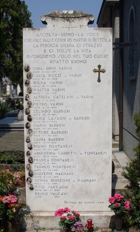 Monumento ai Martiri della Bettola, in memoria dei caduti, con iscrizioni commemorative e una parete di marmo.