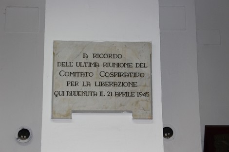 Lapide commemorativa dedicata all'ultima riunione del Comitato di Liberazione.