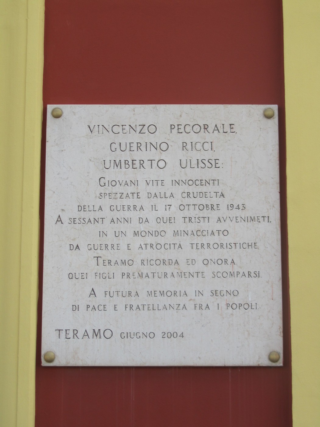 Lapide commemorativa dedicata alle vittime del bombardamento del 17 ottobre 1943 a Teramo.