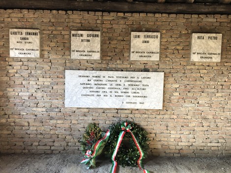 Sacrario commemorativo dedicato ai caduti Gabetta, Mussini, Luini e Rota, con decorazioni e intitolazioni.