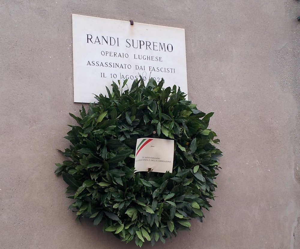 Lapide dedicata a Randi Supremo, operario ucciso dai fascisti il 10 luglio. Coronata da un omaggio floreale.