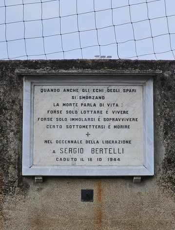 Lapide commemorativa dedicata a Sergio Bertelli, caduto il 18 ottobre 1944. Riflessione sulla vita e la morte.