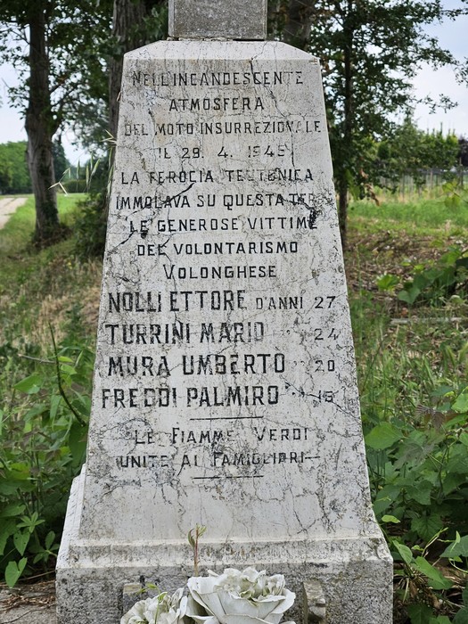 Cippo commemorativo dedicato a Nolli, Turrini, Mura e Freddi, eroi del moto insurrezionale del 1945.