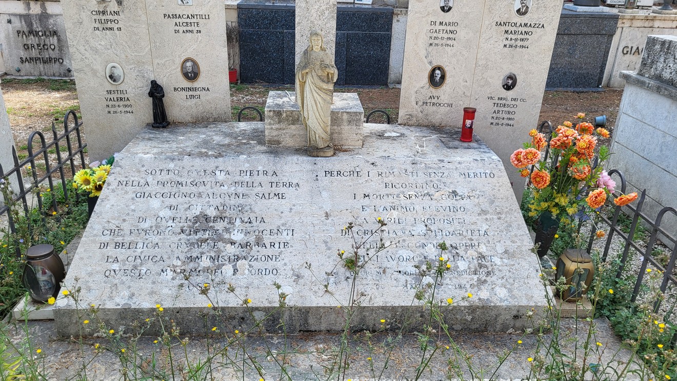 Sacrario che ricorda le vittime del bombardamento di maggio 1944, con fiori e messaggi di memoria.