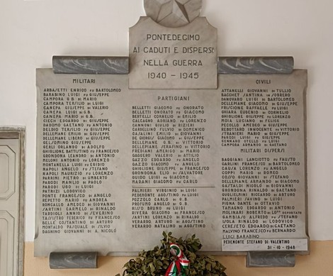 Lapide commemorativa dedicata ai caduti e dispersi della guerra a Pontedecimo, con nomi di militari e civili.