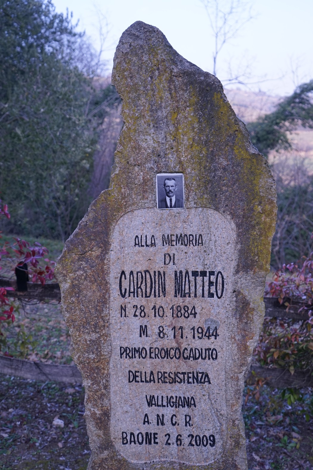 Cippo commemorativo dedicato a Cardin Matteo, primo caduto della Resistenza, situato a Valliaggia.
