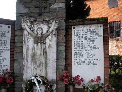 Monumento ai Caduti di Fornello, commemorazione degli eroi locali con un'angelica scultura centrale.