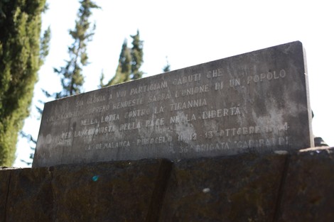Monumento ai caduti di Purocielo, dedicato ai partigiani che combatterono per la libertà e l'unità del popolo.
