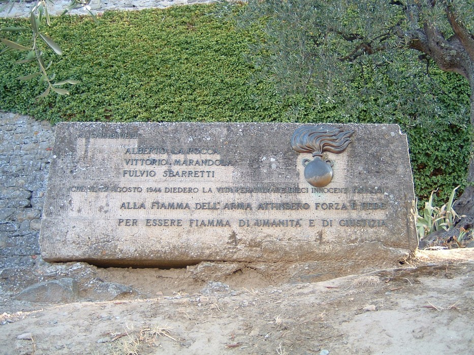 Lapidi commemorative di Alberto La Rocca, Vittorio Marandola e Fulvio Sbarretti in un contesto storico.