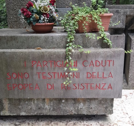 Monumento in memoria dei partigiani caduti, simbolo di resistenza e lotta per la libertà.