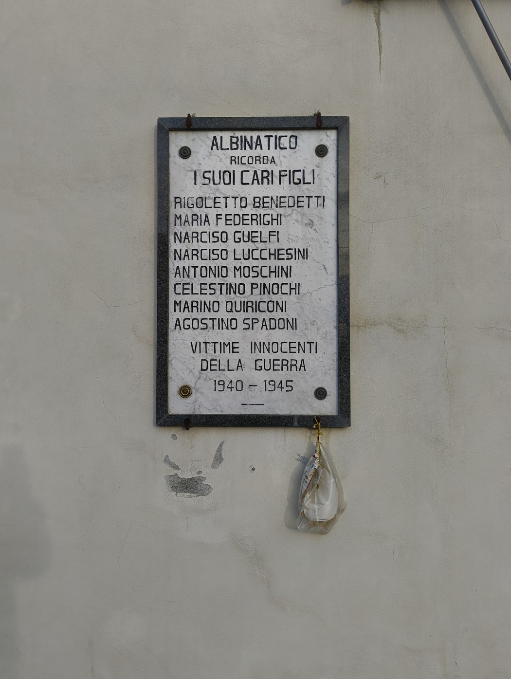 Lapide commemorativa che onora i caduti di Albinatico durante la guerra 1940-1945.