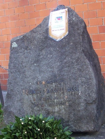 Monumento in memoria di Bruno Fanciullacci, dedicato alla Resistenza, su una roccia con copertura vegetale.