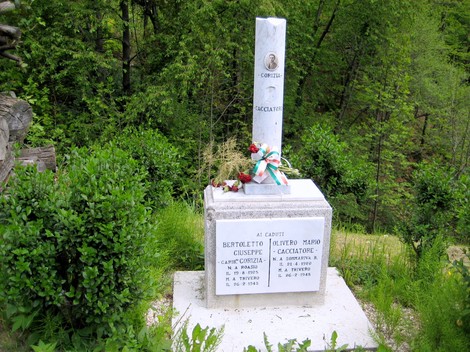 Monumento commemorativo dedicato a Bertoletto e Olivero, situato nel verde della natura.