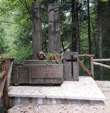 Monumento ai partigiani, dedicato alla memoria dei caduti per la libertà e la resistenza.