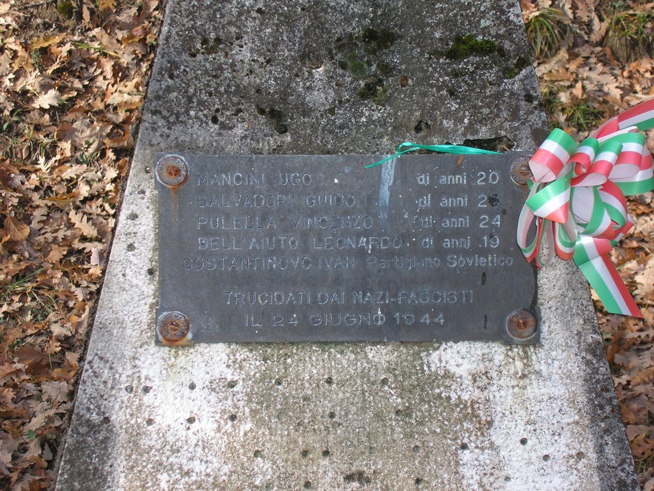 Cippo commemorativo che ricorda le vittime di un eccidio nella zona di La Casella, avvenuto il 24 giugno 1944.