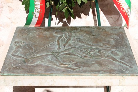 Lapidi commemorative per l'eccidio di Mucciafora, raffiguranti un drammatico evento storico.