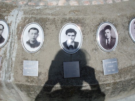 Monumento alla Pace e alla Libertà, ricordando eroi e vittime della libertà con ritratti commemorativi.