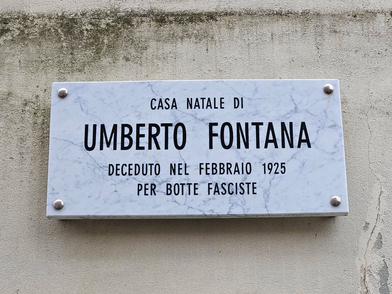 Lastra commemorativa che segna la casa natale di Umberto Fontana, ricordando il suo decesso nel 1925.
