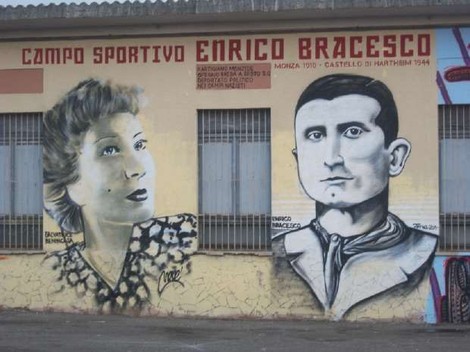 Murale dedicato a Enrico Bracesco e Benincasa, situato presso il campo sportivo a loro intitolato.