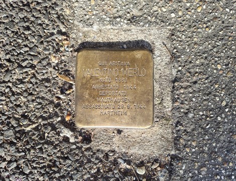 Pietra d'inciampo dedicata a Valentino Merlo, commemorativa di arresto e deportazione.