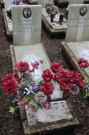 Tombe decorate con fiori, dedicata ai caduti per la Libertà, in un cimitero venerato.