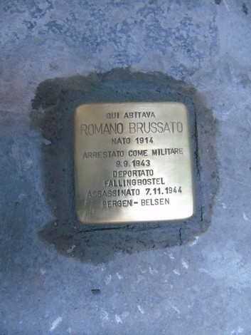 Pietra d'inciampo commemorativa dedicata a Romano Brussato con dettagli sulla sua vita e deportazione.